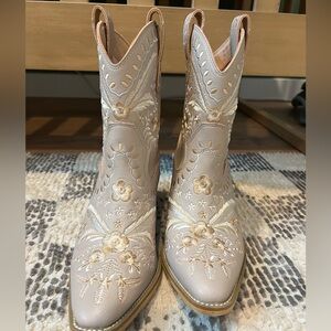 mi’im cowgirl boots never been worn!